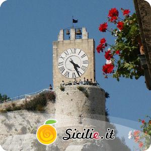 Modica - Torrione Medioevale con l'Orologio.jpg