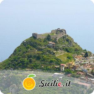 Taormina - Castello del Monte Tauro.jpg